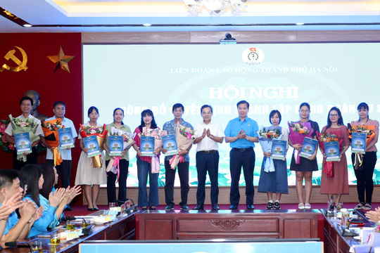 LĐLĐ thành phố Hà Nội trao Quyết định thành lập 31 Công đoàn cơ sở