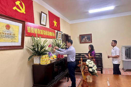 MTTQ Việt Nam phường Phú Thượng dâng hương tại nơi Bác Hồ ở và làm việc