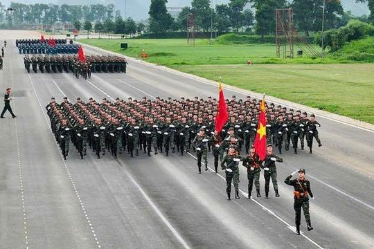 Người dân háo hức đi xem buổi tổng hợp luyện diễu binh, diễu hành tối nay (21/8)