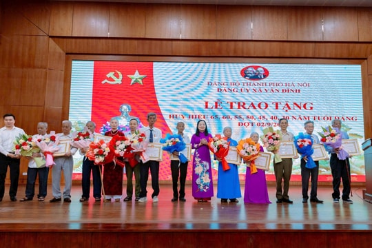Đảng ủy xã Vân Đình tổ chức trao tặng Huy hiệu Đảng đợt 2-9