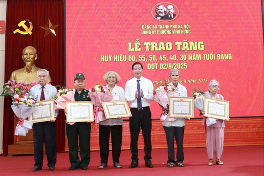 Phường Vĩnh Hưng trao Huy hiệu Đảng đợt 2-9 tặng 70 đảng viên