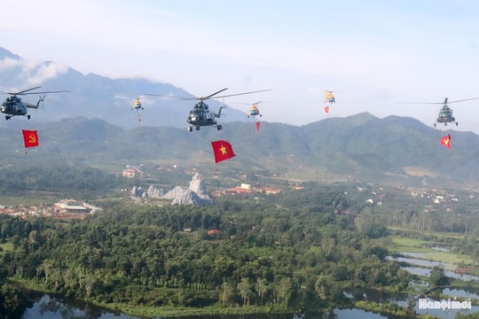Phi đội trực thăng mang cờ Đảng, cờ Tổ quốc sẵn sàng cho lễ diễu binh lịch sử
