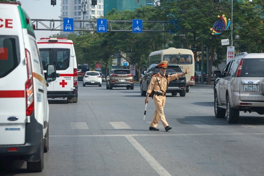 Cảnh sát giao thông Hà Nội hỗ trợ vận chuyển an toàn trái tim được hiến tặng