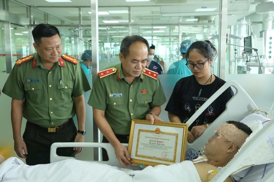 Tặng Bằng khen của Chủ tịch UBND TP Hà Nội cho Đại úy Lê Đình Công