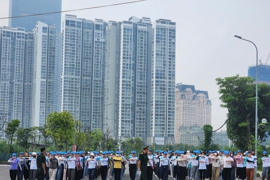 Phụ nữ Việt Nam miệt mài luyện tập cho diễu hành mừng Quốc khánh