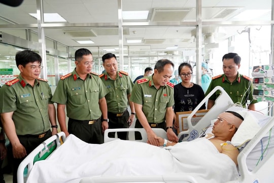 Giám đốc Công an TP Hà Nội Thăm hỏi, tặng bằng khen cán bộ bị thương khi làm nhiệm vụ