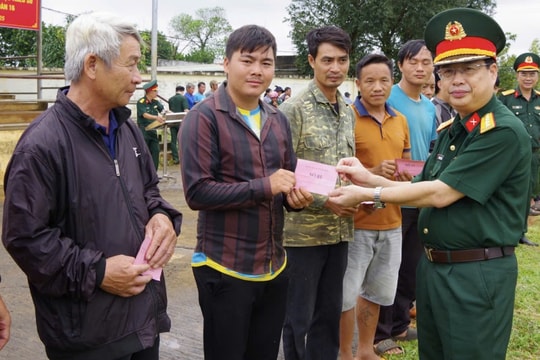 Lâm Đồng Trung đoàn 720 tặng bò giống cho người dân xã Quảng Tân
