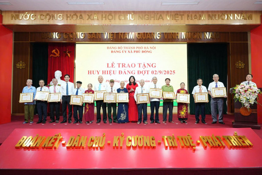 Xã Phù Đổng (Hà Nội) 107 đồng chí đảng viên được trao tặng, truy tặng Huy hiệu Đảng