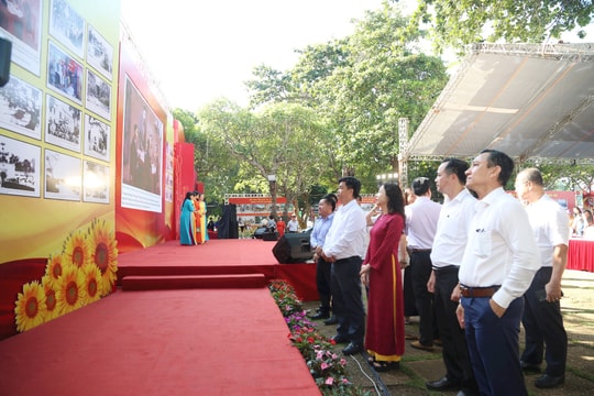 Khai mạc Triển lãm “Từ kỷ nguyên độc lập thống nhất đất nước đến kỷ nguyên vươn mình của dân tộc”