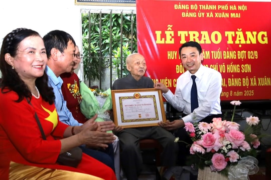 Đảng ủy xã Xuân Mai trao tặng Huy hiệu Đảng dịp 2-9