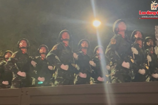 Hợp luyện diễu binh Quốc khánh: Hà Nội rực rỡ sắc cờ hoa, nhân dân hòa mình cùng không khí lịch sử