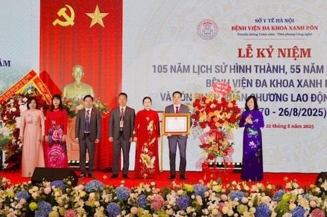 Bệnh viện Đa khoa Xanh Pôn đón nhận Huân chương Lao động hạng Nhất