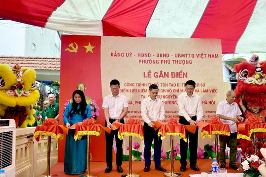 Phường Phú Thượng gắn biển công trình lịch sử, giáo dục truyền thống cách mạng