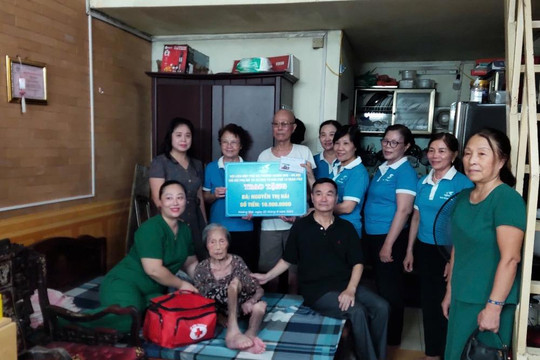 Hội Phụ nữ Hoàng Mai tặng quà, san sẻ gánh nặng với hội viên khuyết tật có hoàn cảnh khó khăn