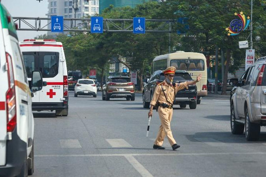 Cảnh sát giao thông Hà Nội hỗ trợ vận chuyển an toàn trái tim hiến tặng cho bệnh nhi 11 tuổi ở TP Hồ Chí Minh