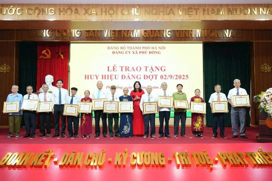 Đảng bộ xã Phù Đổng trao tặng Huy hiệu Đảng đợt 2/9/2025 cho đảng viên tiêu biểu