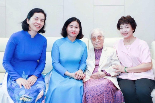Chủ tịch Hội LHPN Việt Nam thăm hỏi nguyên Phó Chủ tịch nước Nguyễn Thị Bình