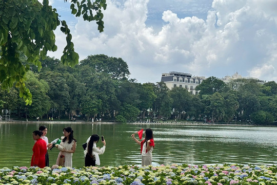 Người dân muôn phương nô nức đổ về Hà Nội chụp ảnh check- in chào mừng 80 năm Quốc khánh