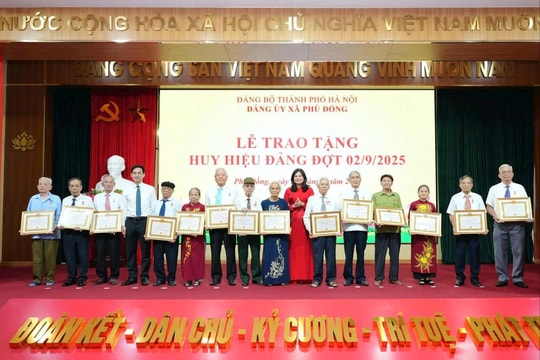 Xã Phù Đổng trao tặng, truy tặng Huy hiệu Đảng đợt 2-9