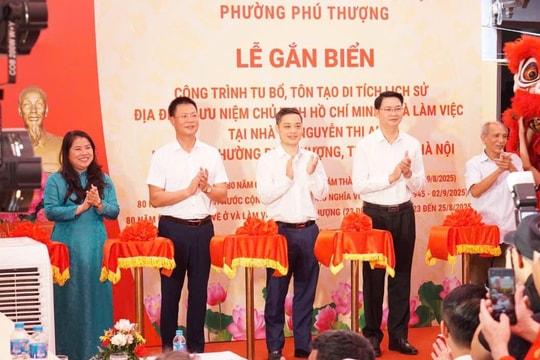 Phường Phú Thượng gắn biển công trình lưu niệm 80 năm Chủ tịch Hồ Chí Minh về ở, làm việc