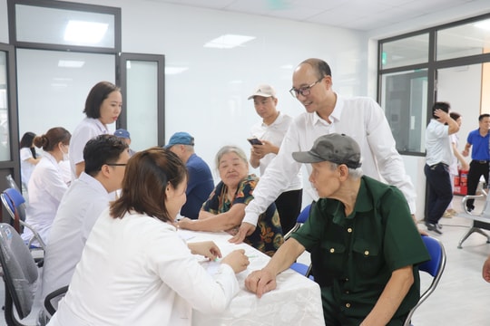 Phường Vĩnh Hưng khám bệnh, tư vấn sức khỏe cho gần 500 người có công và người cao tuổi
