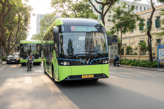 Người dân háo hức đón Quốc khánh trên phương tiện công cộng miễn phí