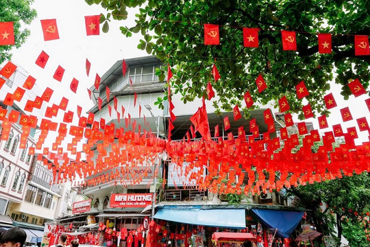 Phố cổ Hà Nội rợp màu cờ đỏ 
