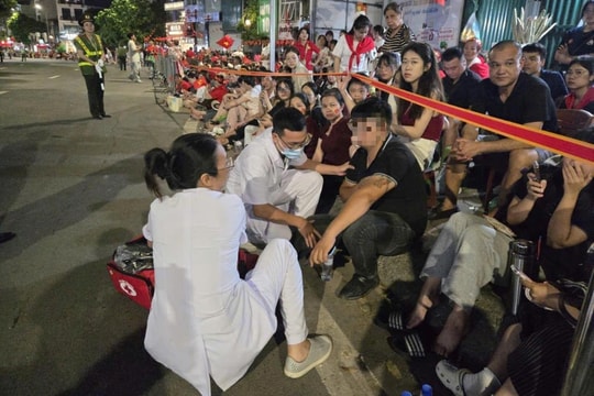 Trợ giúp nhiều trường hợp gặp vấn đề sức khỏe trong hợp luyện diễu binh, diễu hành