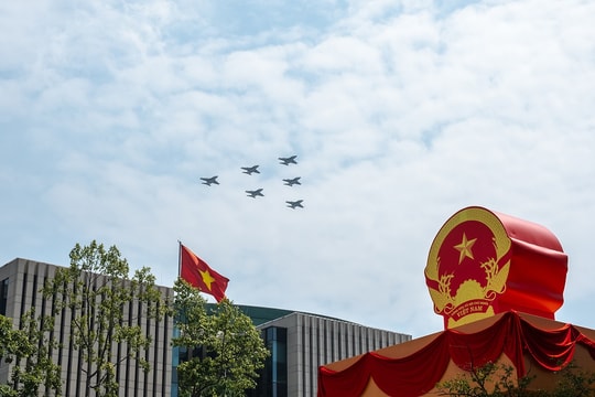 Trực thăng, "hổ mang chúa" Su-30MK2 bay qua quảng trường Ba Đình