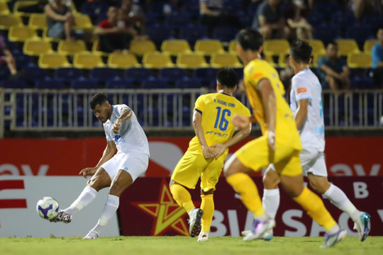 Vòng 2 V-League 2025/26: Nam Định mất điểm trước Sông Lam Nghệ An