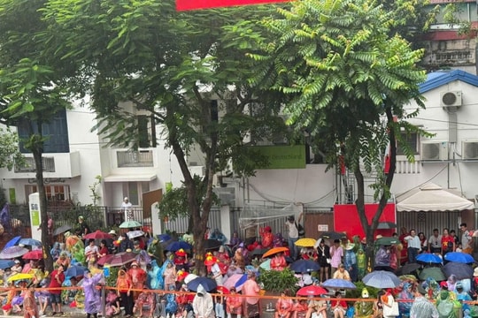 Dòng người đội mưa đợi xem tổng hợp luyện duyệt diễu binh: Bừng sáng niềm tự hào dân tộc
