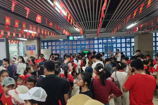 Tàu điện Cát Linh – Hà Đông: Đỏ rực sắc cờ, đưa dòng người về Ba Đình xem tổng duyệt