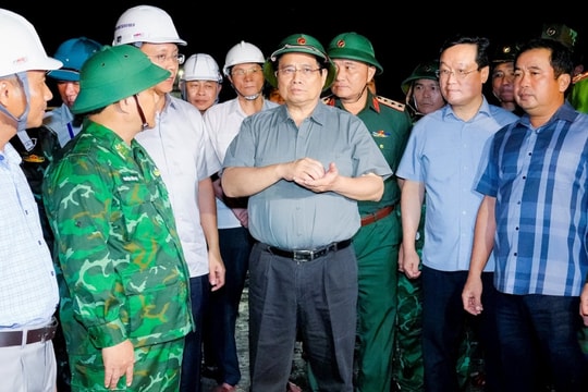 Thủ tướng Phạm Minh Chính trực tiếp kiểm tra công tác ứng phó bão số 5 tại Cửa Lò