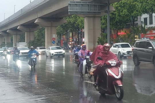 Ảnh hưởng bão số 5, Hà Nội có mưa lớn, gió mạnh từ sáng 25-8