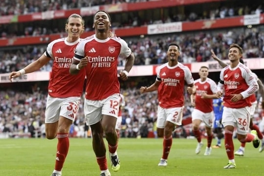 Arsenal thắng tưng bừng 5-0 trước Leeds để vươn lên ngôi đầu Ngoại hạng Anh