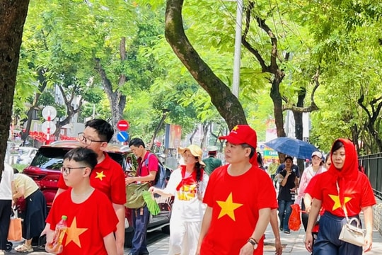Xúc động hình ảnh hàng nghìn người dân nô nức về Thủ đô xem hợp luyện diễu binh, diễu hành