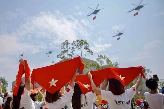 Hàng vạn người "đội nắng, đội mưa" chờ theo dõi buổi hợp luyện diễu binh, diễu hành chiều 24/8