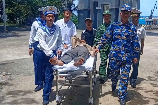 Đảo Trường Sa kịp thời cấp cứu ngư dân bị đột quỵ