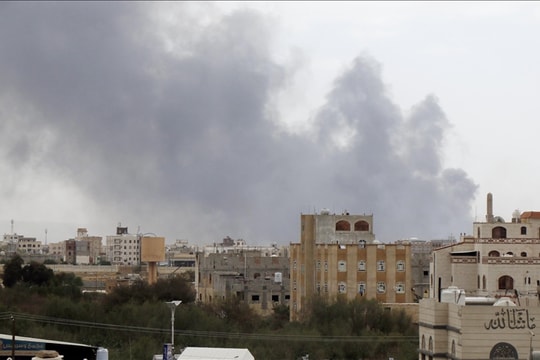 Không quân Israel ném bom hàng loạt địa điểm tại thủ đô của Yemen