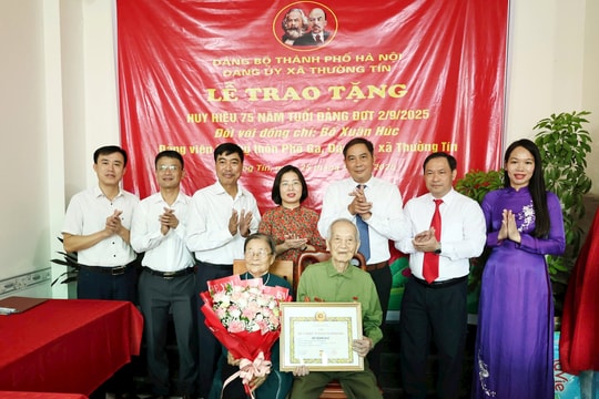 51 đảng viên Đảng bộ xã Thường Tín được trao tặng Huy hiệu Đảng đợt 2-9