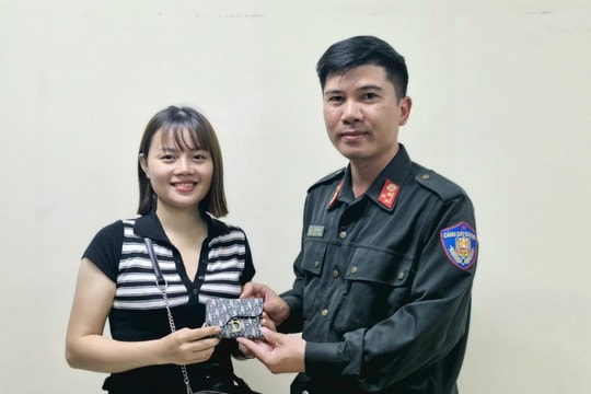 Cảnh sát cơ động Hà Nội trả lại tài sản cho người đánh rơi tại sự kiện A80