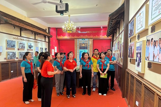 Chi bộ Ban Công tác Nông dân tổ chức học tập chuyên đề tại các địa chỉ đỏ