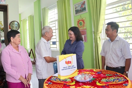 Lãnh đạo tỉnh Vĩnh Long thăm, tặng quà gia đình chính sách