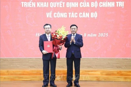 Trao Quyết định bổ nhiệm Trưởng ban Chính sách, chiến lược Trung ương cho đồng chí Nguyễn Thanh Nghị