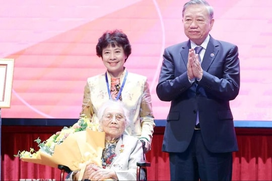 Nguyên Phó Chủ tịch nước Nguyễn Thị Bình được tặng danh hiệu Anh hùng Lao động