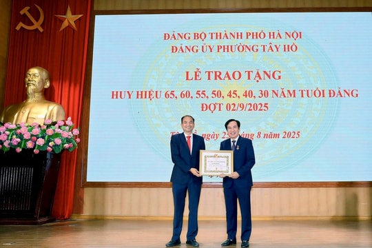 Phường Tây Hồ tổ chức Lễ trao Huy hiệu Đảng đợt 2/9: Noi gương các đảng viên lão thành, xây dựng phường Tây Hồ văn minh - hiện đại