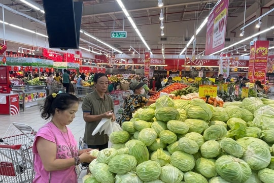 Khẩn trương dự trữ hàng hóa, chống găm hàng, tăng giá trước bão số 5