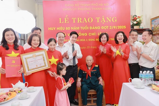 Đảng ủy phường Thanh Xuân trao Huy hiệu Đảng cho 222 đảng viên
