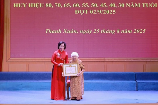 222 đảng viên phường Thanh Xuân được trao Huy hiệu Đảng
