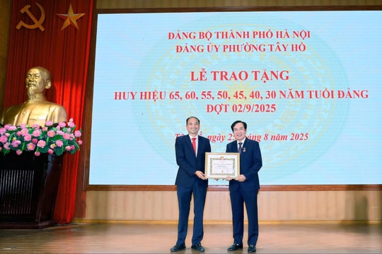 184 đảng viên phường Tây Hồ vinh dự nhận Huy hiệu Đảng đợt 2-9